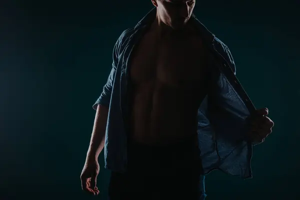 Homem Musculoso Bonito Quarto Escuro Posando — Fotografia de Stock