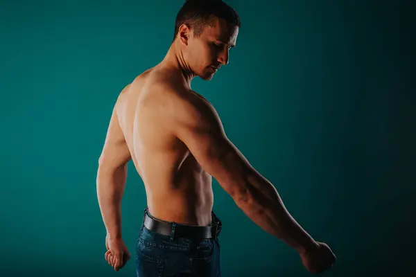 Rückenansicht Eines Kräftigen Männlichen Sportlers Der Seinen Trizeps Linken Arm — Stockfoto