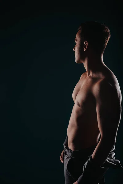 Fit Gespierde Man Toont Krachtige Lichaamsbouw Buigen Spieren Borst Biceps — Stockfoto