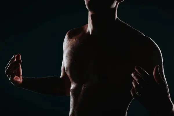 Selbstbewusstes Fitness Modell Zeigt Beeindruckende Muskeln Silhouette Auf Schwarzem Hintergrund — Stockfoto