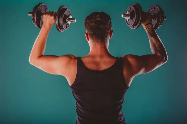 自信健康男人训练促进肌肉转变 — 图库照片