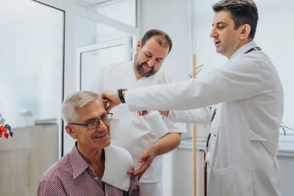 Ένας Έμπειρος Γιατρός Ελέγχει Αυτιά Όραση Και Λαιμό Κλινική Εξέταση — Φωτογραφία Αρχείου
