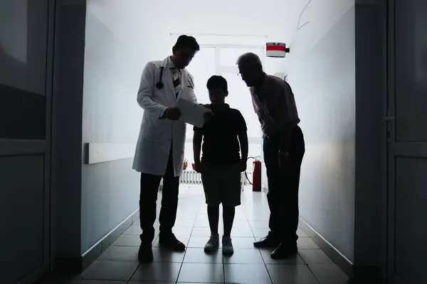 Успешный Врач Консультирует Ребенка Вопросам Решения Проблем Здравоохранения Клинике — стоковое фото