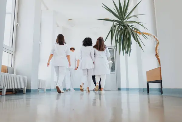 Médicos Experimentados Uniformes Médicos Caminando Con Confianza Pasillo Del Hospital — Foto de Stock