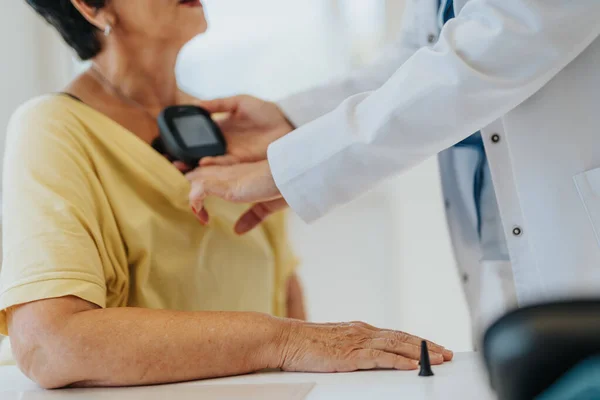 Médico Examina Una Mujer Mayor Comprobando Ritmo Cardíaco Presión Arterial —  Fotos de Stock