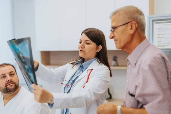 Médicos Experientes Examinando Pulmões Paciente Discutindo Diagnóstico — Fotografia de Stock