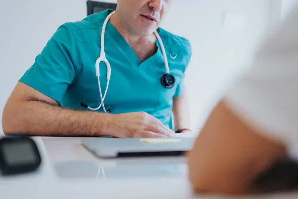 Einer Klinik Überprüft Ein Arzt Einen Röntgenfilm Der Brust Gesundheitliche — Stockfoto