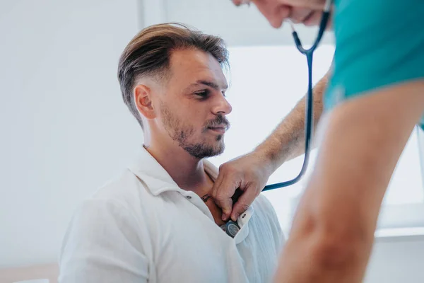 有经验的医生检查在职男性患者的血压 — 图库照片