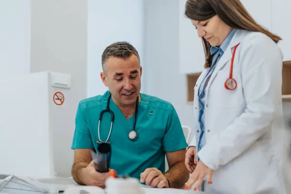 Experienced Doctor Discussing His Nurse Analyzing Results Discussing Diagnosis Providing — Stock Photo, Image