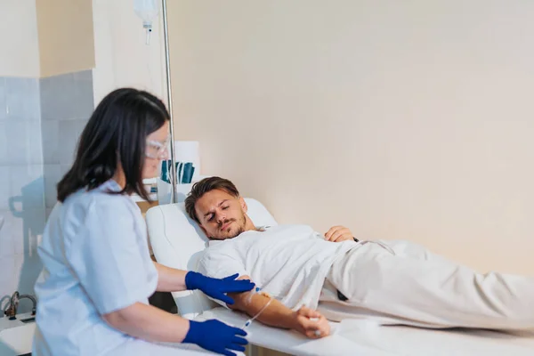 Ärztin Verabreicht Einer Patientin Einem Krankenhauszimmer Eine Spezielle Medizinische Behandlung — Stockfoto