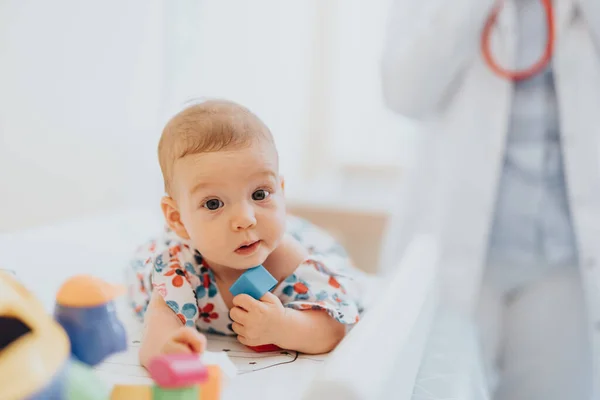 Pediatrisk Läkare Genomföra Medicinsk Undersökning Söta Nyfödda Barn Med Symtom — Stockfoto