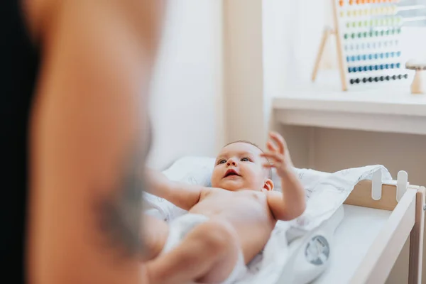 Schattig Babybezoek Aan Kinderarts Voor Gezondheidsonderzoek — Stockfoto