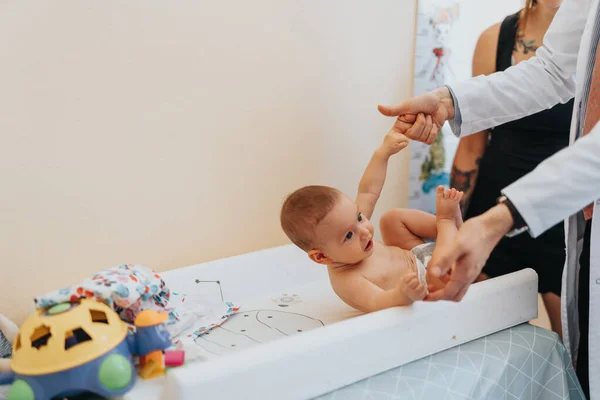 Pediatra Masculino Jugando Con Bebé Pequeño Acostado Una Cama Antes —  Fotos de Stock