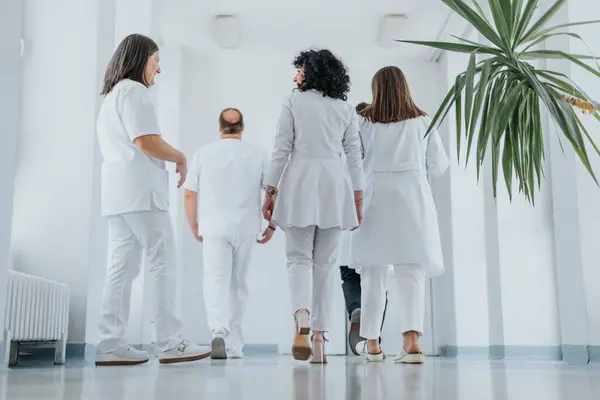 Groupe Médecins Confiants Dont Spécialiste Satisfait Marchent Dans Hôpital Leur — Photo