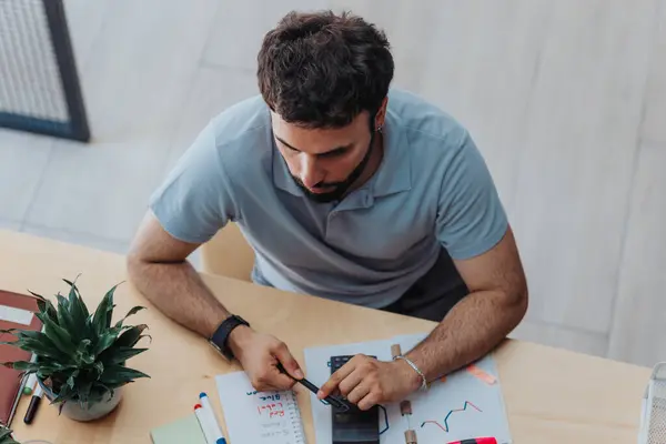 Ein Fokussiertes Team Erledigt Geschäftliche Aufgaben Analysiert Statistiken Und Arbeitet — Stockfoto