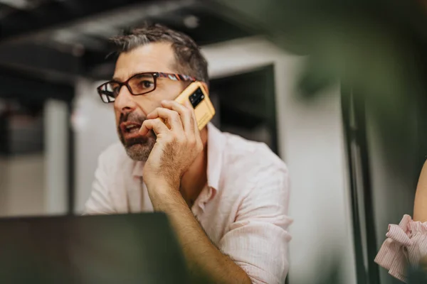 Biznesmen Negocjuje Podczas Rozmowy Telefonicznej Prowadzi Ceny Rynkowe Dążąc Rentowności — Zdjęcie stockowe