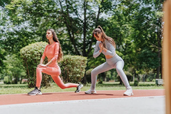 Активная Городская Тренировка Fit Girls Urban Park Training Together — стоковое фото