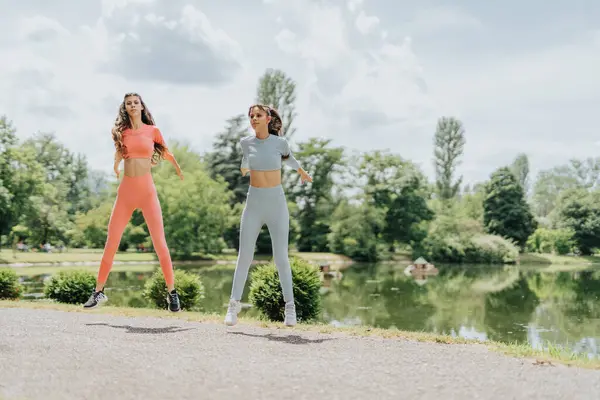 Bir Grup Zinde Kadın Şehir Parkında Spor Yapıyor Mutlu Enerjik — Stok fotoğraf
