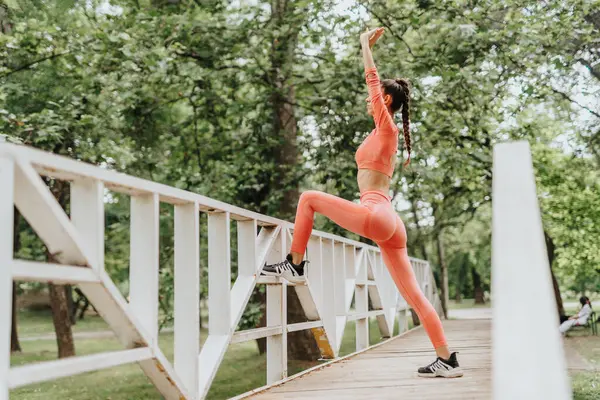 Actieve Vrouwen Een Stadspark Sportief Inspirerend Met Hun Fitness Gezonde — Stockfoto