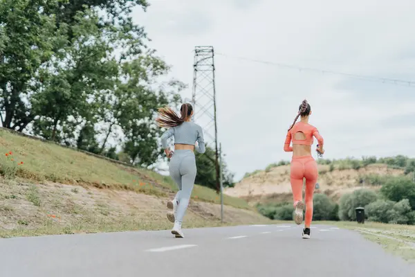 Actieve Meisjes Die Samenwerken Een Stadspark Inspirerende Fitness Motivatie Voor — Stockfoto