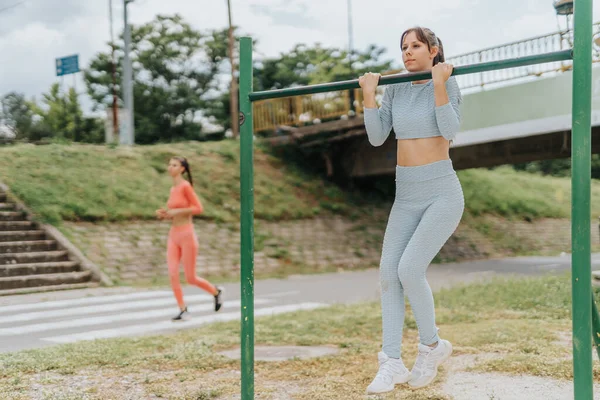 Meninas Exercitam Livre Parque Cidade Inspirando Mutuamente Com Sua Energia — Fotografia de Stock