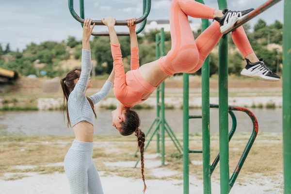 屋外でエネルギッシュなトレーニングに従事する女の子 彼らは活気に満ちた都市公園で心臓運動 ストレッチ スポーツトレーニングを実演しています インスピレーションとモチベーション 健康的なライフスタイルを促進する — ストック写真