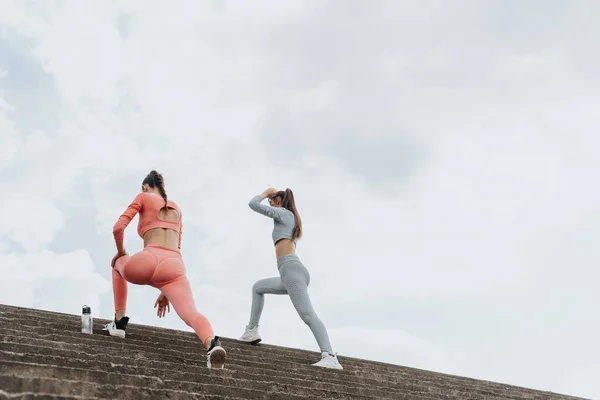 Grupo Mulheres Motivadas Sportswear Realizar Rigoroso Programa Treino Livre Escadas — Fotografia de Stock