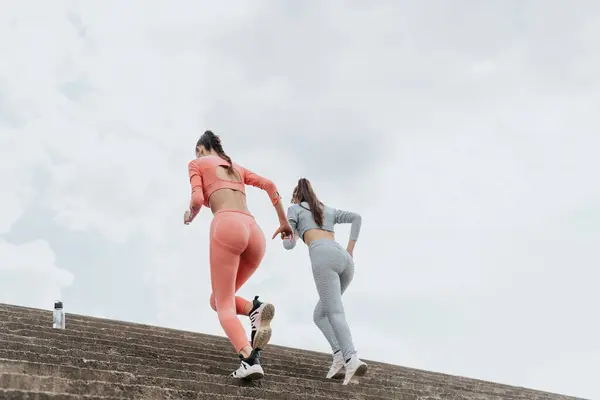Mulheres Ativas Exercitando Livre Ambiente Urbano Eles Realizam Vários Exercícios — Fotografia de Stock