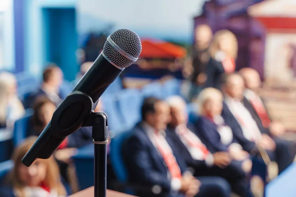 Mikrofon Podium Zamazana Przeszłość Przedsiębiorców Czekających Seminarium Konferencję Lub Przemówienie — Zdjęcie stockowe