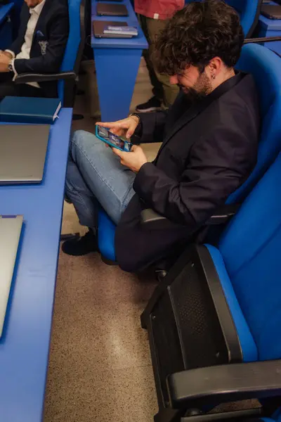 Znudzony Student Korzystający Smartfona Bawiącego Się Podczas Zajęć — Zdjęcie stockowe