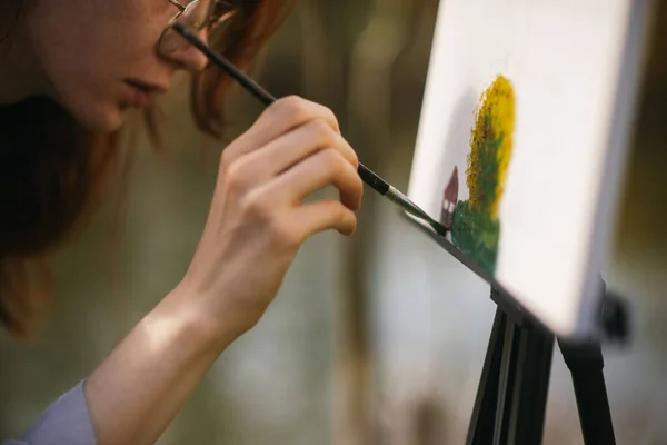 Primer Plano Hermosa Mujer Jengibre Pintando Con Pincel Lienzo Mientras —  Fotos de Stock