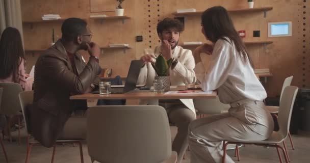 Pessoas Negócios Multirraciais Que Reúnem Café Escritório Discutindo Ideias Negócios — Vídeo de Stock
