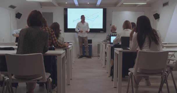 Einem Klassenzimmer Büro Hält Ein Senior Trainer Vorlesungen Für Eine — Stockvideo