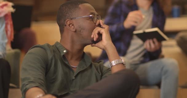 Uluslararası Çok Irklı Geniş Bir Grup Insan Seminerine Katılıyor Ders — Stok video