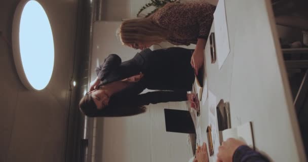 30S Vrouwelijke Business Coach Helpt Cross Generatie Business Team Met — Stockvideo