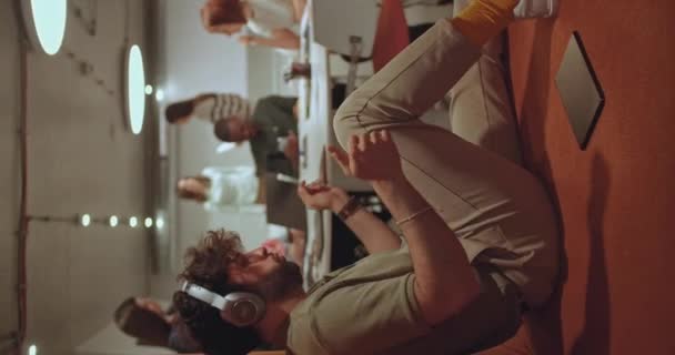 Erkek Çalışan Kulaklıkla Müzik Dinliyor Işe Ara Veriyor Takım Arkadaşları — Stok video