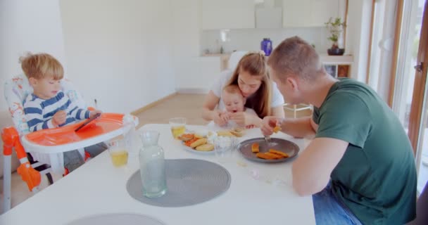 Eltern Betrachten Ihre Kleine Tochter Beim Mittagessen Mit Ihrem Kleinen — Stockvideo