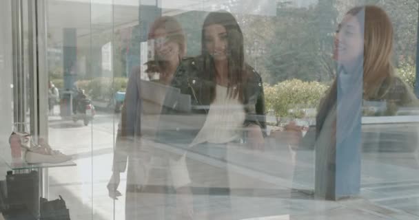 Drei Frauen Machen Schaufensterbummel Und Lachen Offenen Einkaufszentrum — Stockvideo