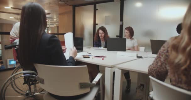 Různí Obchodní Zaměstnanci Spolupracující Moderní Kanceláři Diskutující Statistice Zisku Sdílení — Stock video