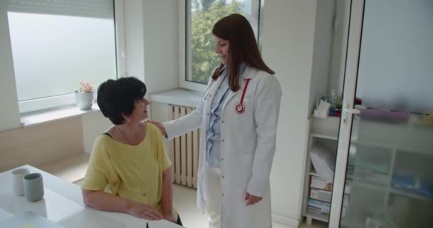 Ženský Specialista Utěšuje Svého Staršího Pacienta Radí Poskytuje Vhodnou Léčbu — Stock video
