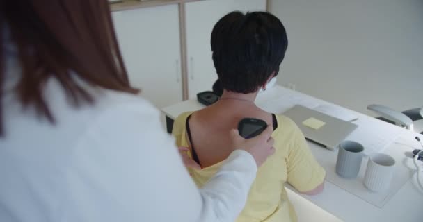 Медицинский Работник Осматривающий Старуху Проверяет Легкие Дыхание Помощью Электронного Стетоскопа — стоковое видео
