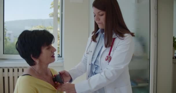 Una Especialista Femenina Examina Respiración Paciente Anciana Sus Pulmones Usando — Vídeo de stock