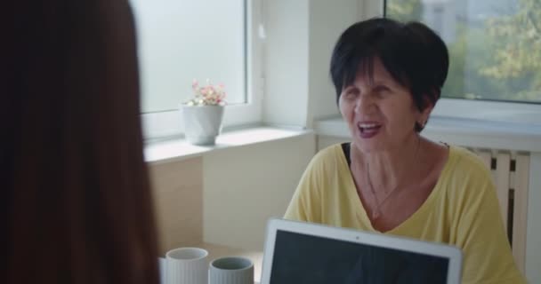 Eine Ältere Frau Spricht Mit Einem Facharzt Über Ihre Gesundheit — Stockvideo