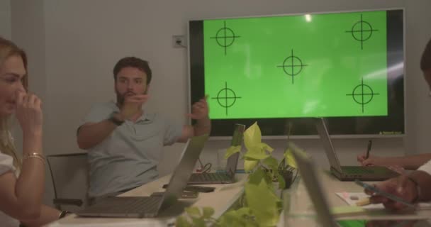 在会议室开会讨论和交流思想的人很多 男性在向团队展示想法 在电视机前展示绿色屏幕 — 图库视频影像