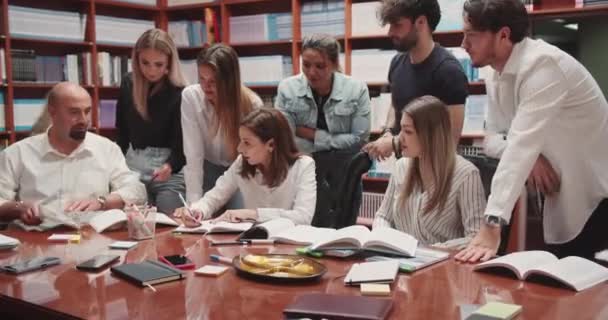 Profesor Memberikan Kebijaksanaan Pada Mata Pelajaran Mulai Dari Sastra Dan — Stok Video