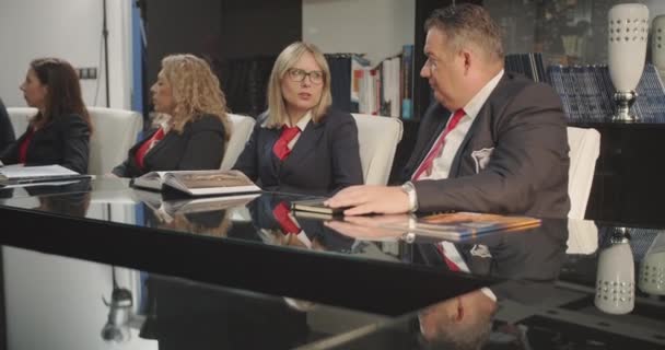 Üst Düzey Yöneticiler Toplantı Odasında Konularını Tartışırken Toplantı Odasına Katılıyorlar — Stok video