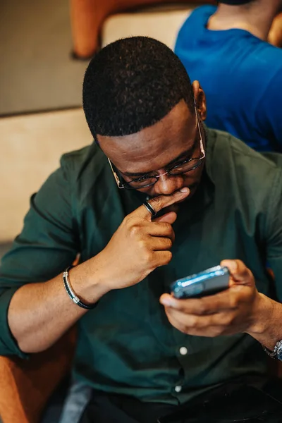 Joven Empresario Afroamericano Sentado Cómodamente Mirando Teléfono Oficina Con Sus —  Fotos de Stock