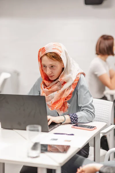 Equipa Multi Étnica Escritório Mulher Gengibre Hijab Trabalhando Lap Top — Fotografia de Stock