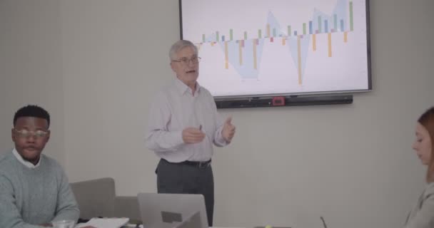 Senior Manager Presenterar Resultat Skärm Graf Till Säljteamet Mötesrummet Kontor — Stockvideo