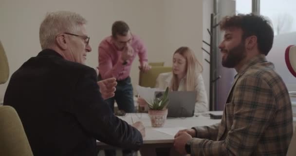 Modern Ofis Alanında Çalışan Çok Yönlü Insanlar — Stok video